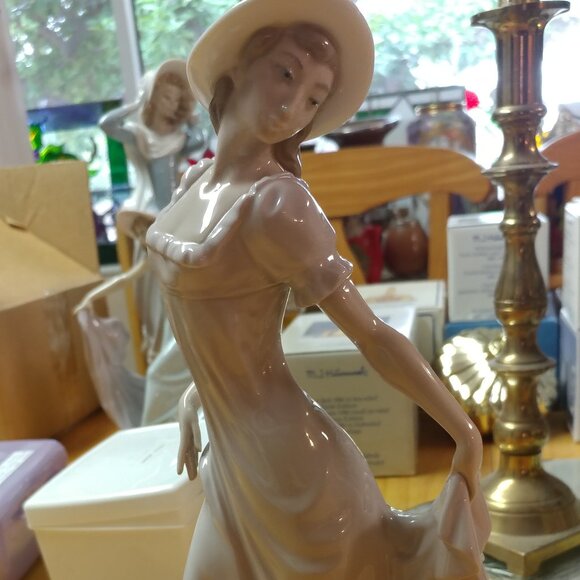 Nao by Lladro Elegant Lady #0764